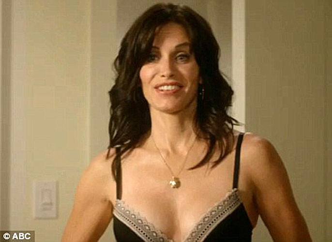 ランジェリーでポーズをとるCourteney Coxとおっぱいを滑らせるパパラッチの写真
 #75381117