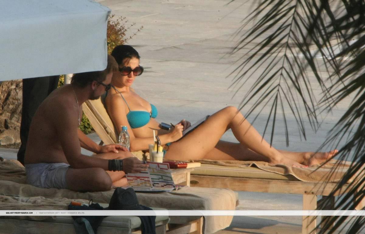 Katy Perry culo fumante e tette in bikini sexy
 #75389491