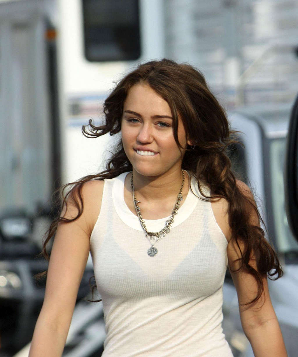 Miley Cyrus entblößt sexy nackten Körper auf ihre gestohlenen privaten Fotos
 #75324893