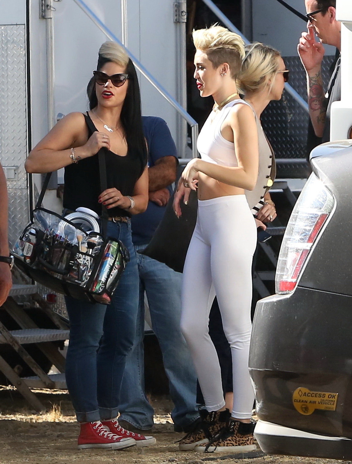 Miley Cyrusが白いタイツとスポーツブラを身につけてLAのミュージックビデオセットに登場
 #75230744