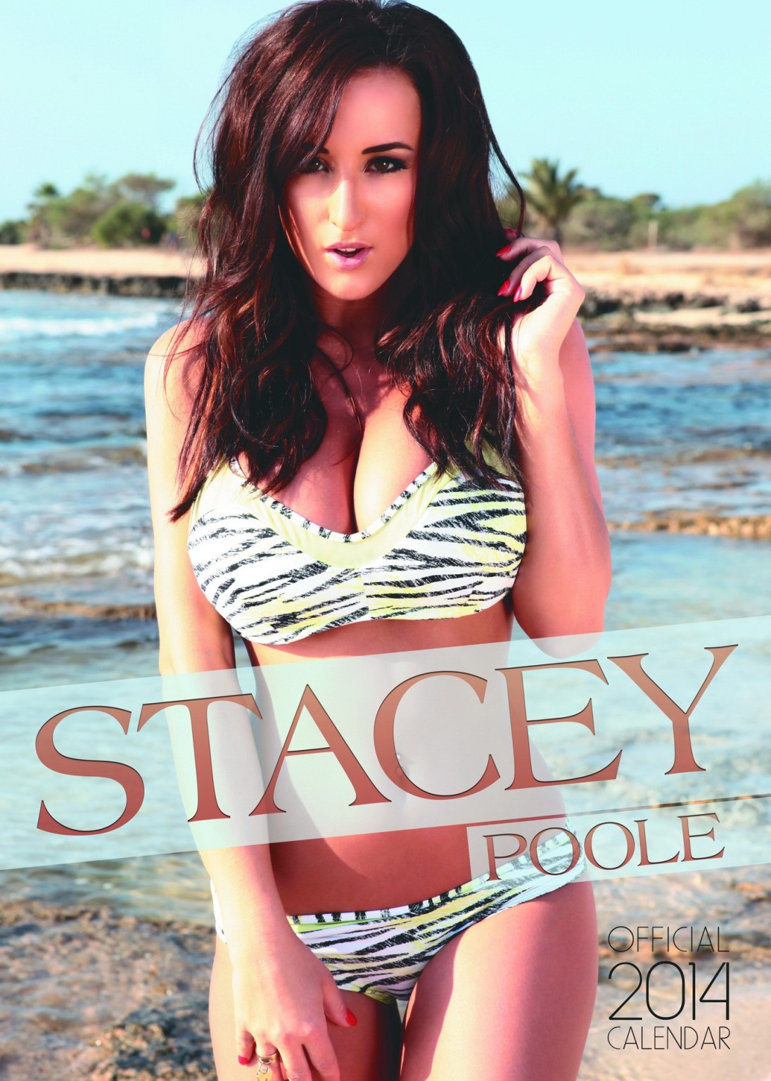 Stacey Poole zeigt ihre riesigen Brüste, versteckt aber ihre Muschi in ihrem offiziellen 2014er C
 #75217558
