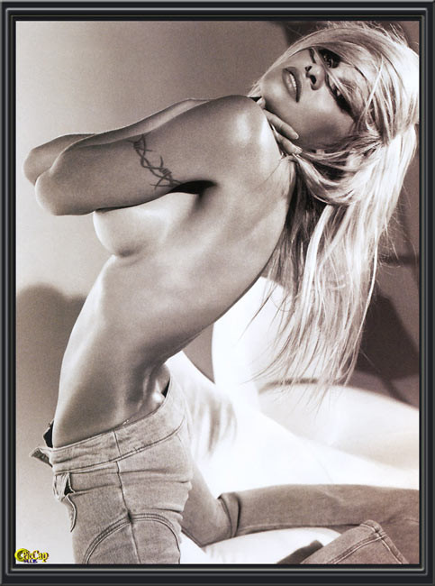 Pamela Anderson che mostra il suo bel corpo nudo
 #75429210