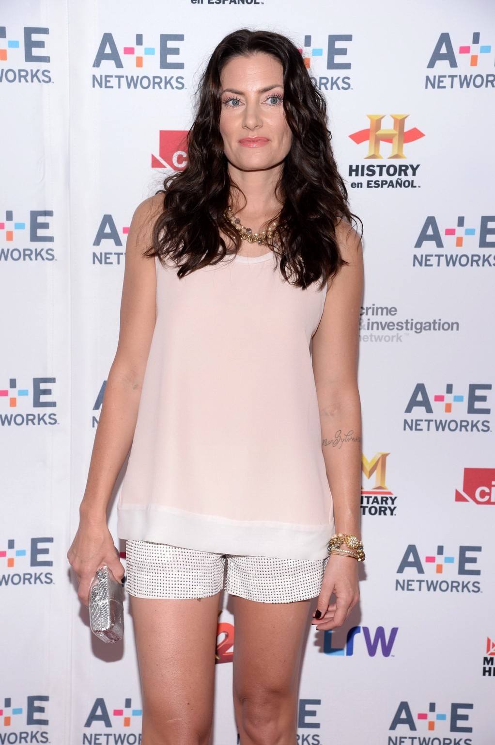 Madchen amick porte un short moulant lors de la soirée de présentation des réseaux A-E à New York.
 #75232695