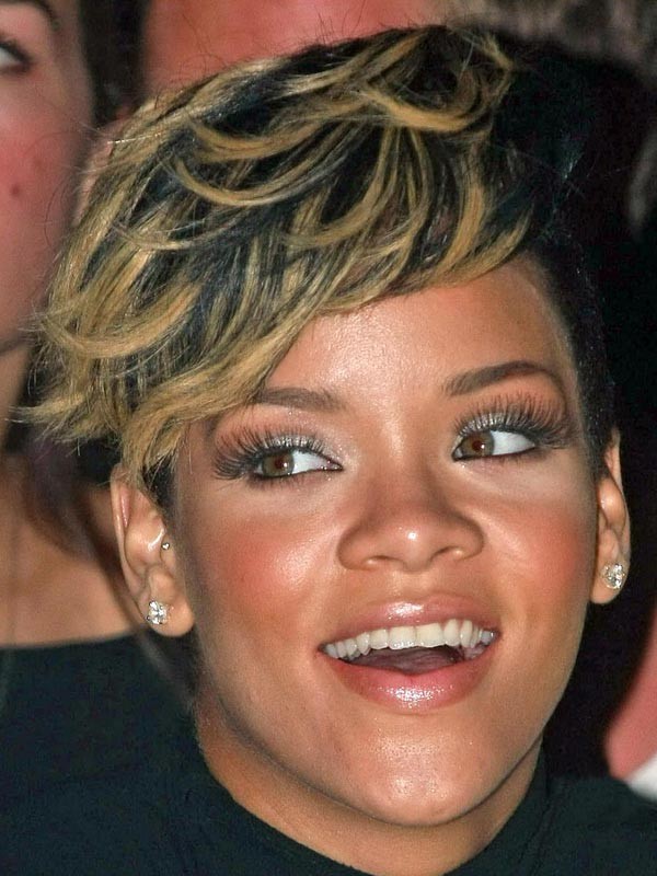 Rihanna upskirt e vedere attraverso le sue mutandine
 #75379068