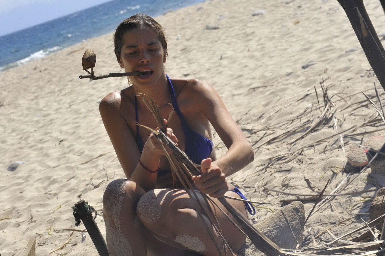 Aida yespica che mostra i suoi meloni e il suo culo rotondo in bikini a perizoma all'isola dei famosi
 #75257233