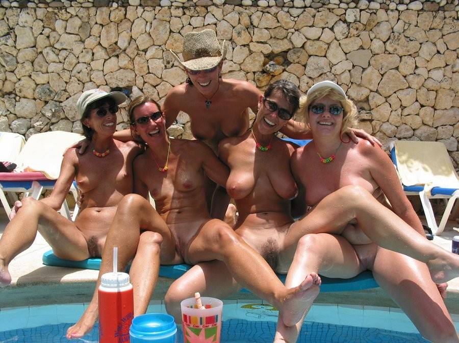 Schauen Sie sich diese sexy russische Nudisten bekommen eine Bräune
 #72254442