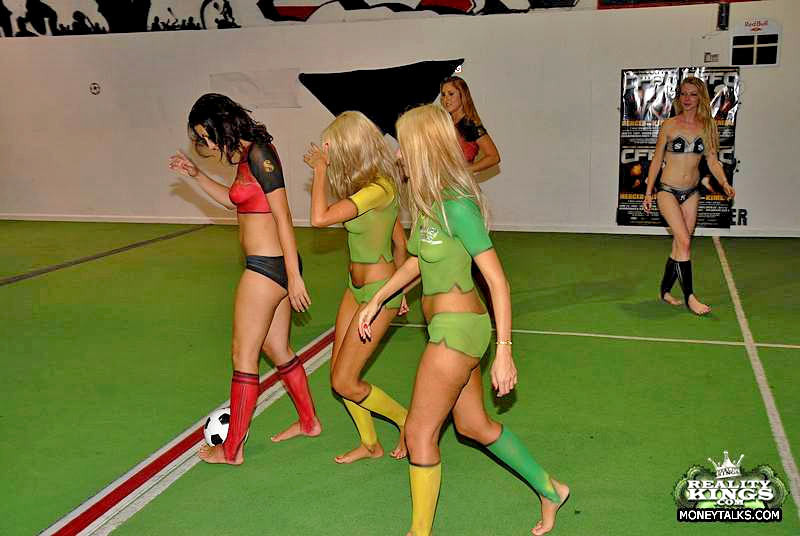 Estos gemelos calientes son gettin abajo después de un día de bodypainting y el fútbol en estos 
 #67459203