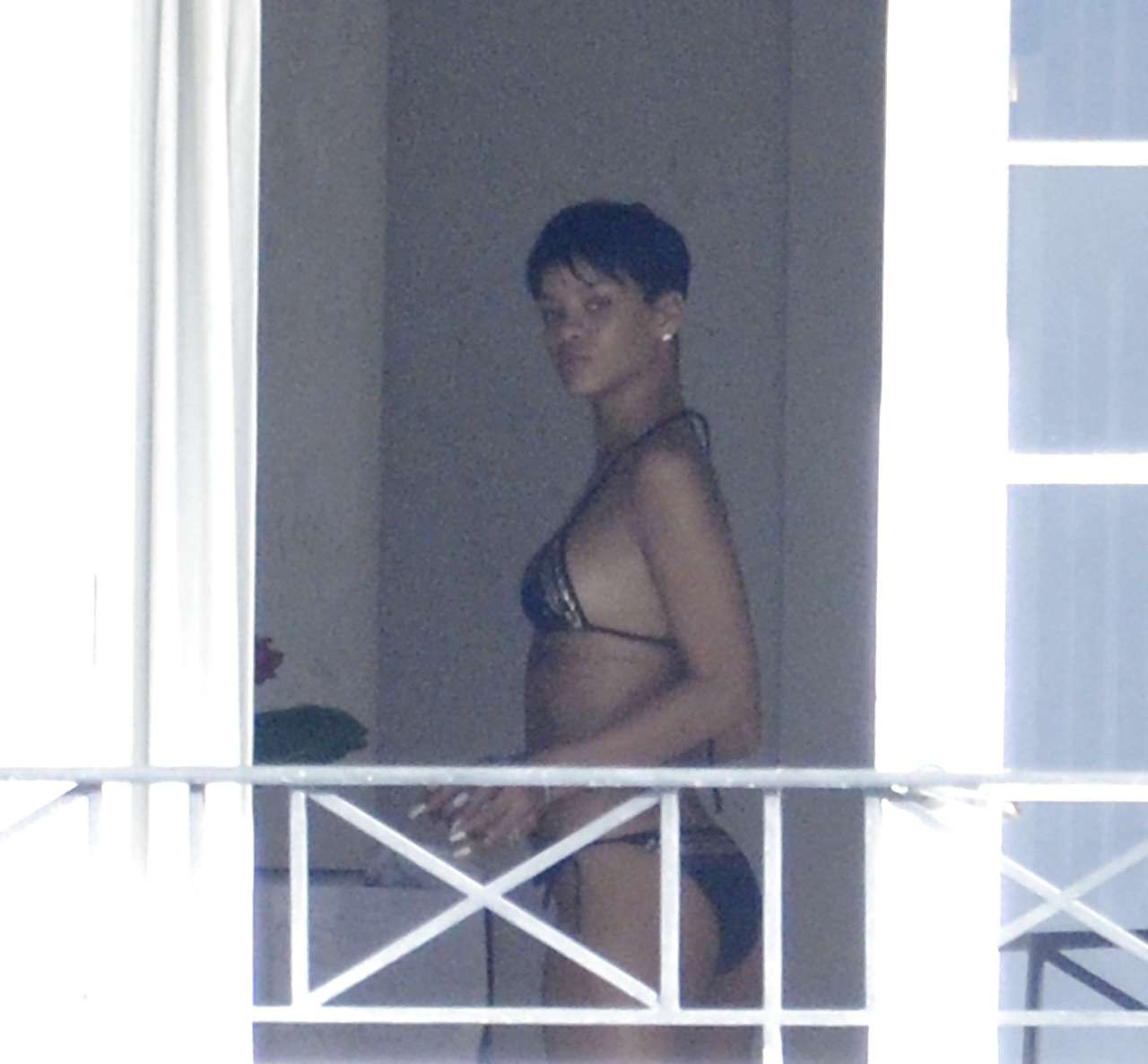 Rihanna expose son corps totalement nu en changeant de bikini.
 #75245237