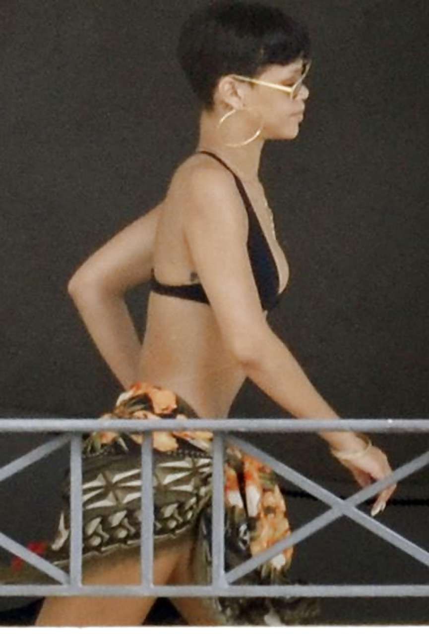 Rihanna exposing totally nude body while changing bikini #75245247