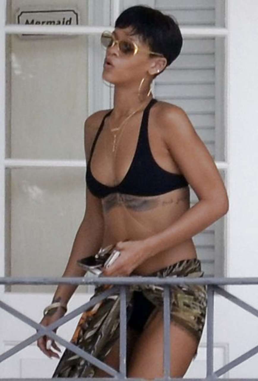 Rihanna exposing totally nude body while changing bikini #75245275