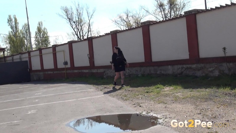 Chica tímida orina afuera en los escalones de concreto
 #67485443