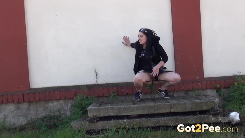 Chica tímida orina afuera en los escalones de concreto
 #67485450