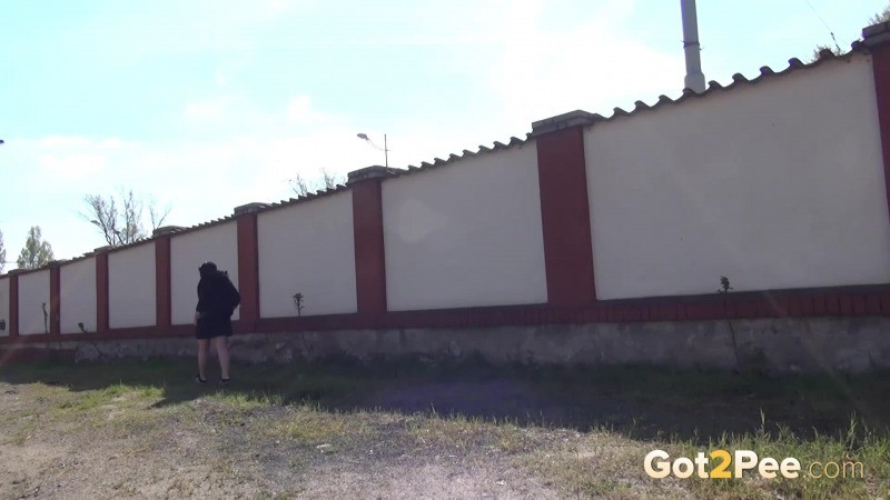 Chica tímida orina afuera en los escalones de concreto
 #67485485