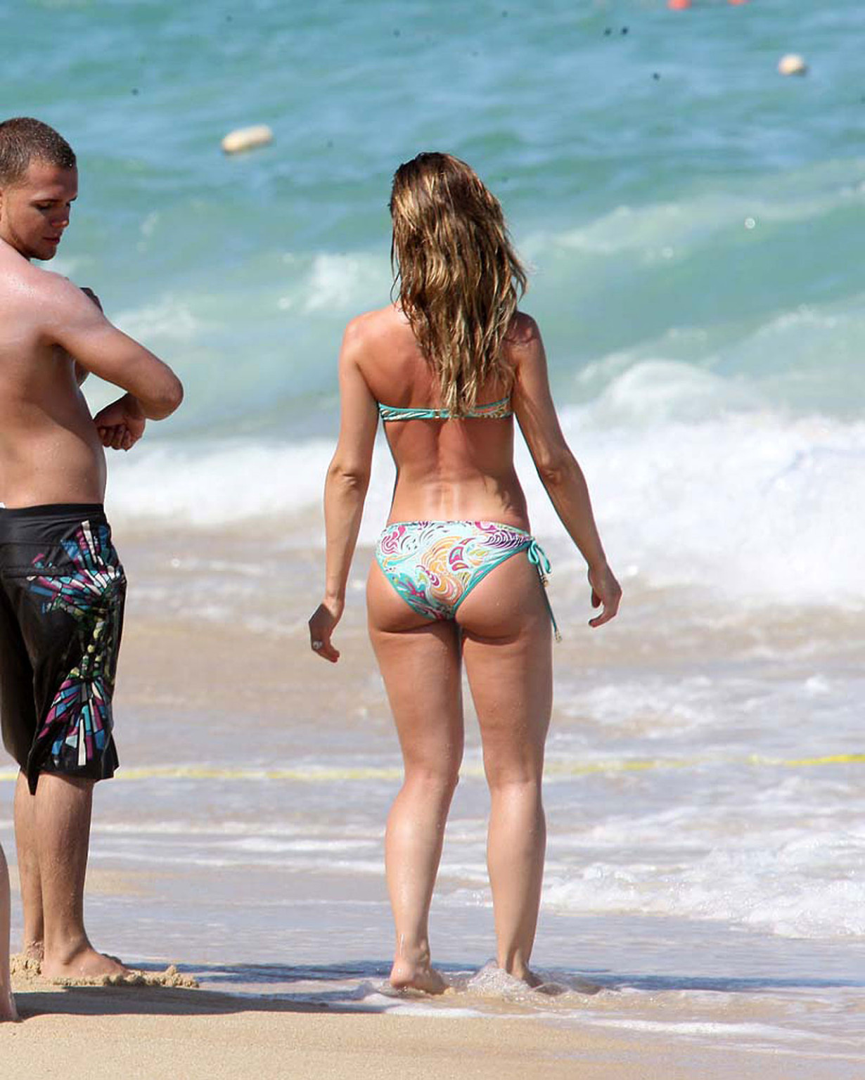 Mena suvari disfrutando en la playa en topless y mostrando su sexy culo en bikini
 #75361385