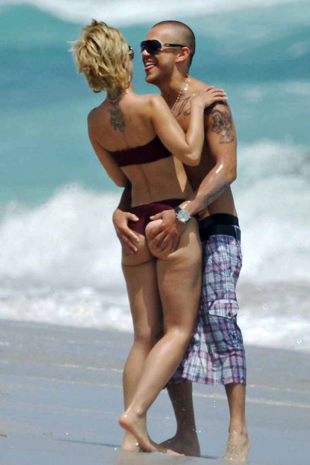 Mena suvari disfrutando en la playa en topless y mostrando su sexy culo en bikini
 #75361472