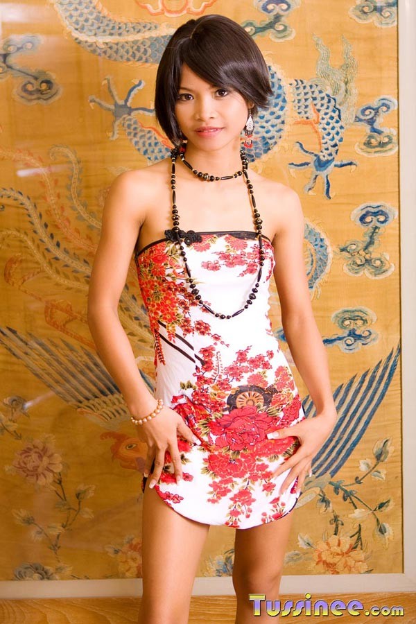 Schöne tussinee gekleidet wie ein china doll Streifen aus ihrer Kleidung
 #67347803