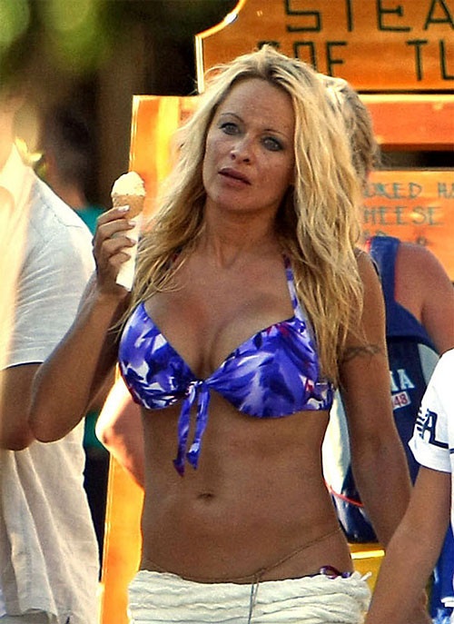 Pamela anderson mostrando sus bonitas y grandes tetas y lamiendo helado en bikini paparaz
 #75388191