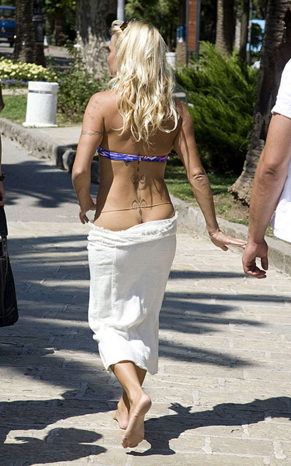 Pamela anderson montrant ses beaux gros seins et léchant de la glace en bikini paparazzi #75388208