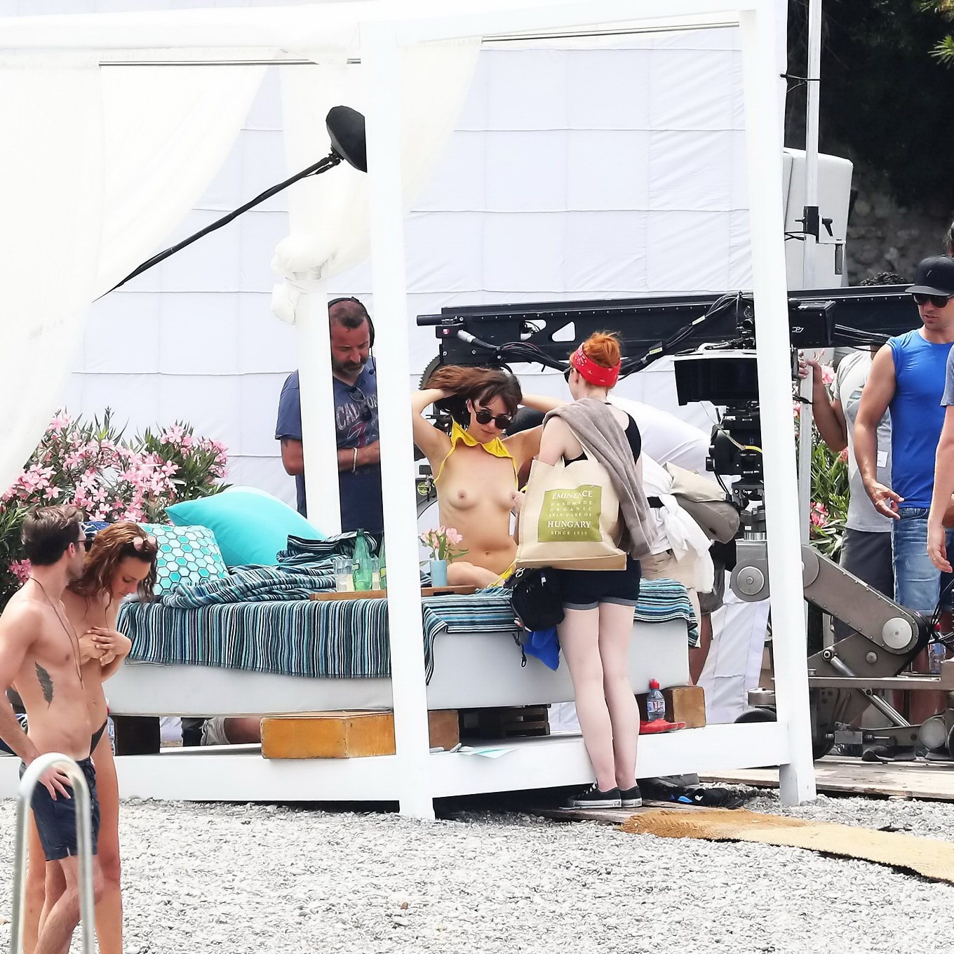 Dakota johnson in topless in spiaggia durante un set cinematografico
 #75139626