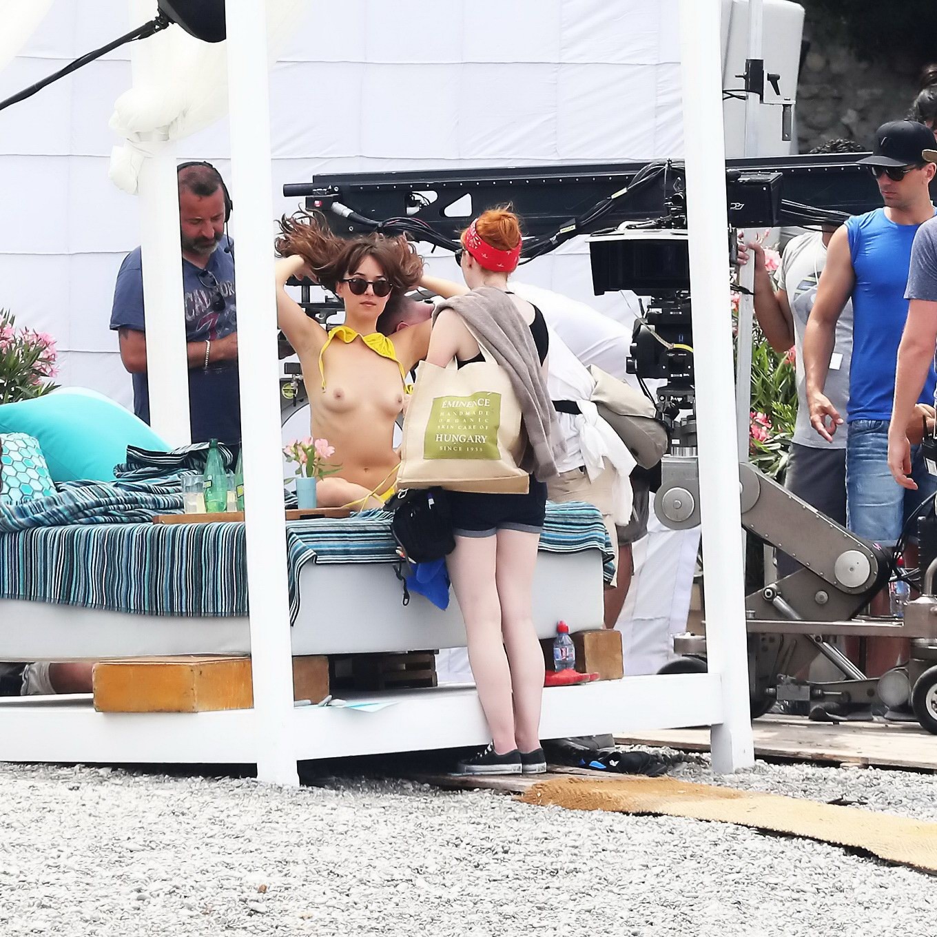 Dakota johnson seins nus à la plage lors d'un tournage de film
 #75139631