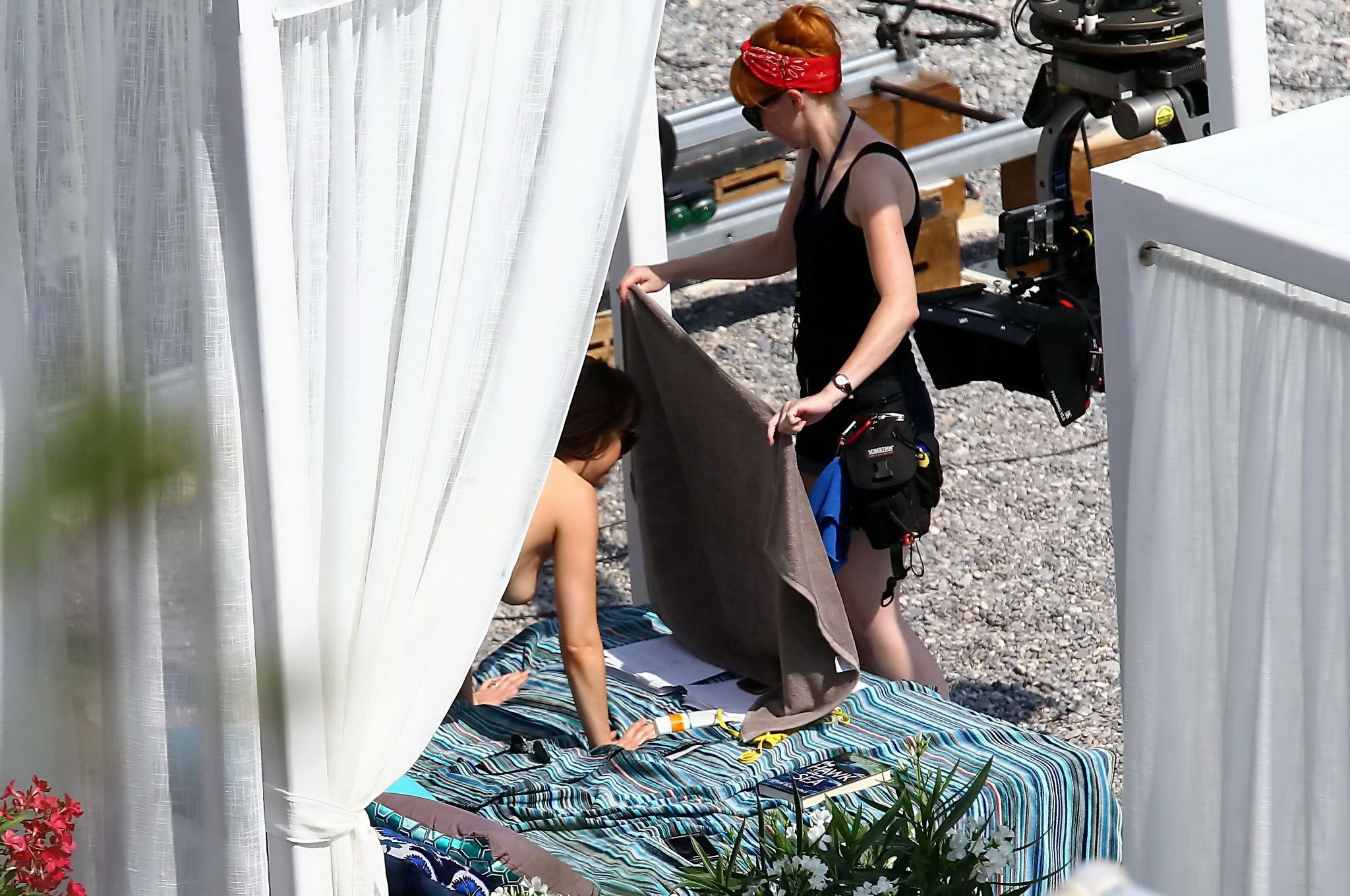 ダコタ・ジョンソン、映画の撮影中にビーチでトップレスになる
 #75139636