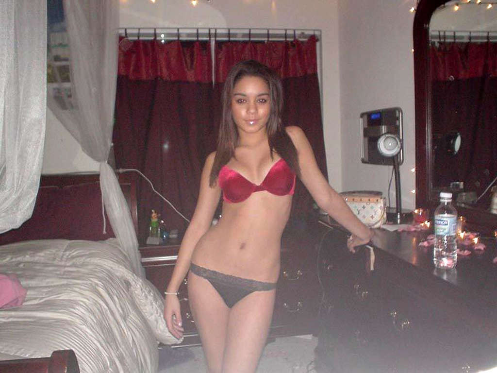 Vanessa hudgens bonito escote y fotos de desnudo sexy
 #75357010
