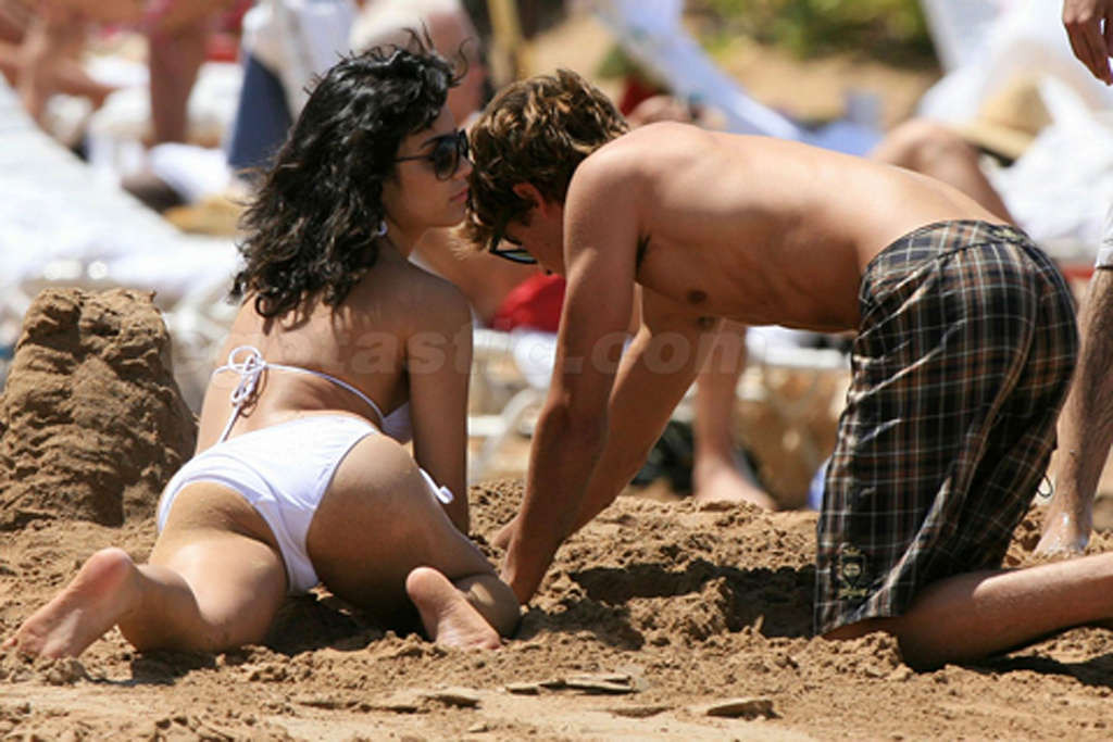 Vanessa hudgens schönes Dekolleté und sexy Nacktfotos
 #75357058