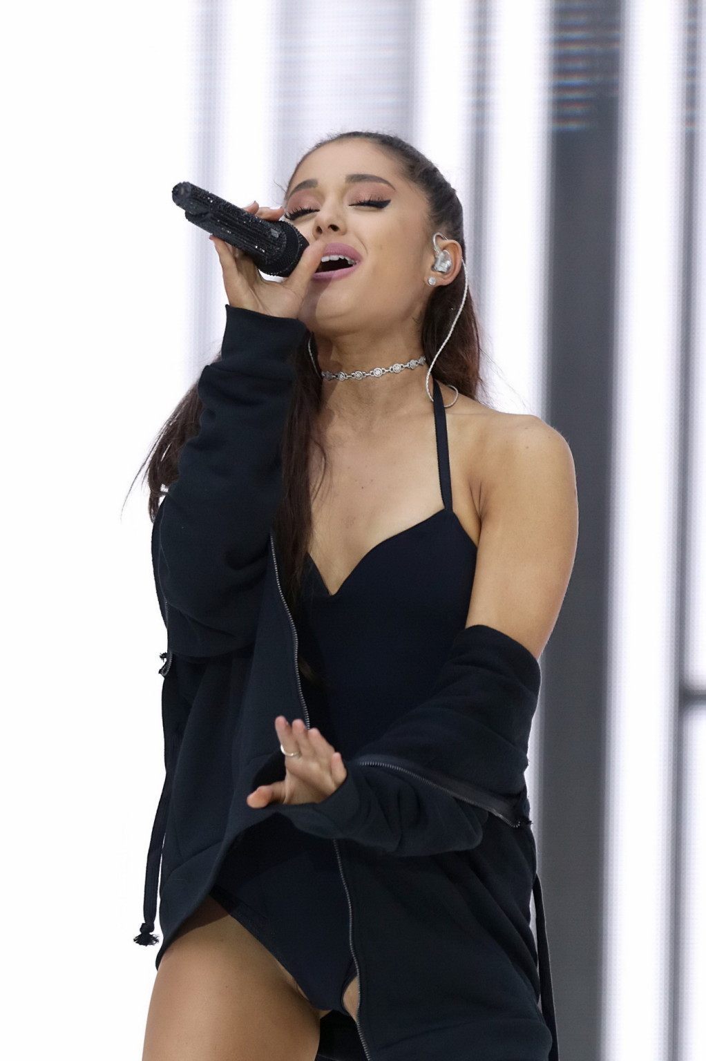 Ariana grande mostra la sua figa rasata in un piccolo abito nero durante l'esecuzione
 #75161906