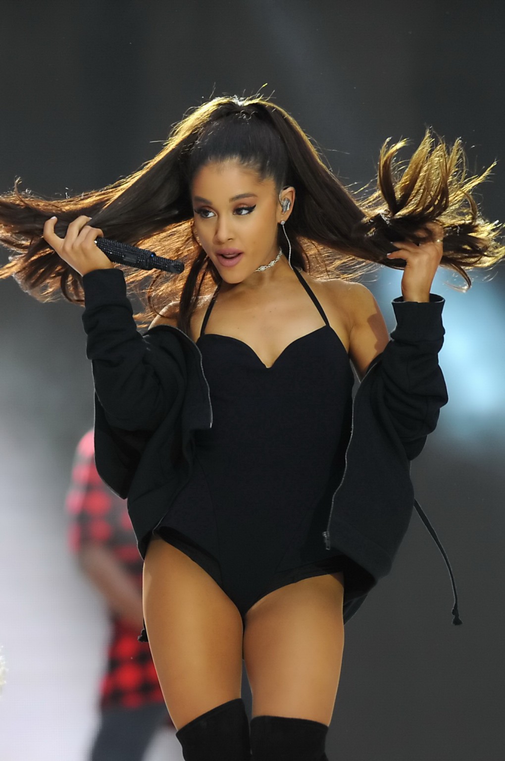 Ariana grande mostra la sua figa rasata in un piccolo abito nero durante l'esecuzione
 #75161992