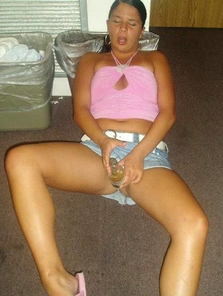 Wunderschöne sexy Amateur-Teens machen sich langsam auf dem Sofa nackig
 #77113935
