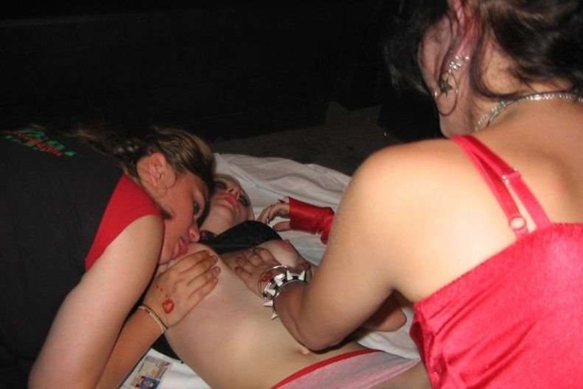 Wunderschöne sexy Amateur-Teens machen sich langsam auf dem Sofa nackig
 #77113940