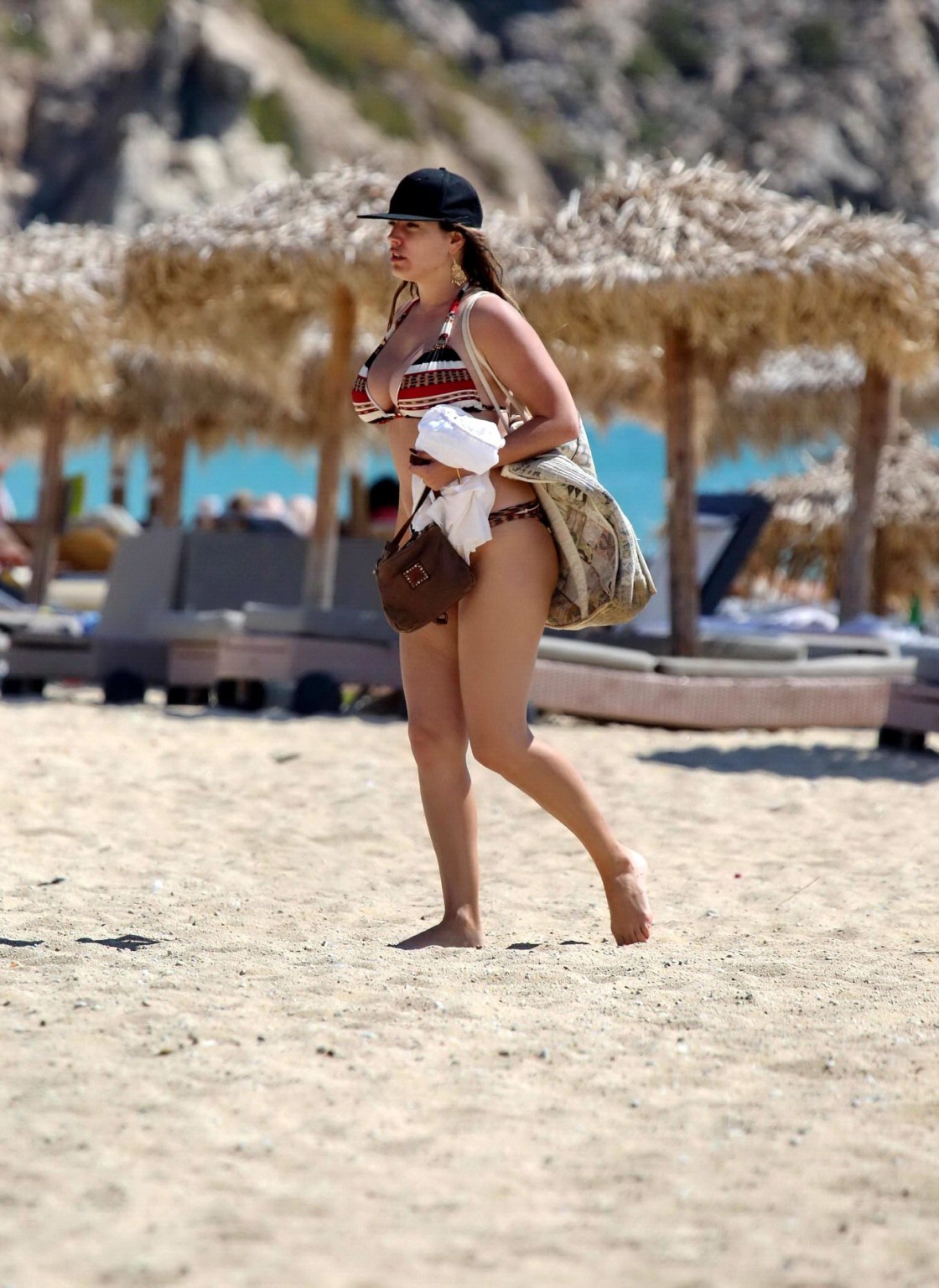 Kelly brook exhibant son corps en bikini sur une plage en Grèce
 #75185552