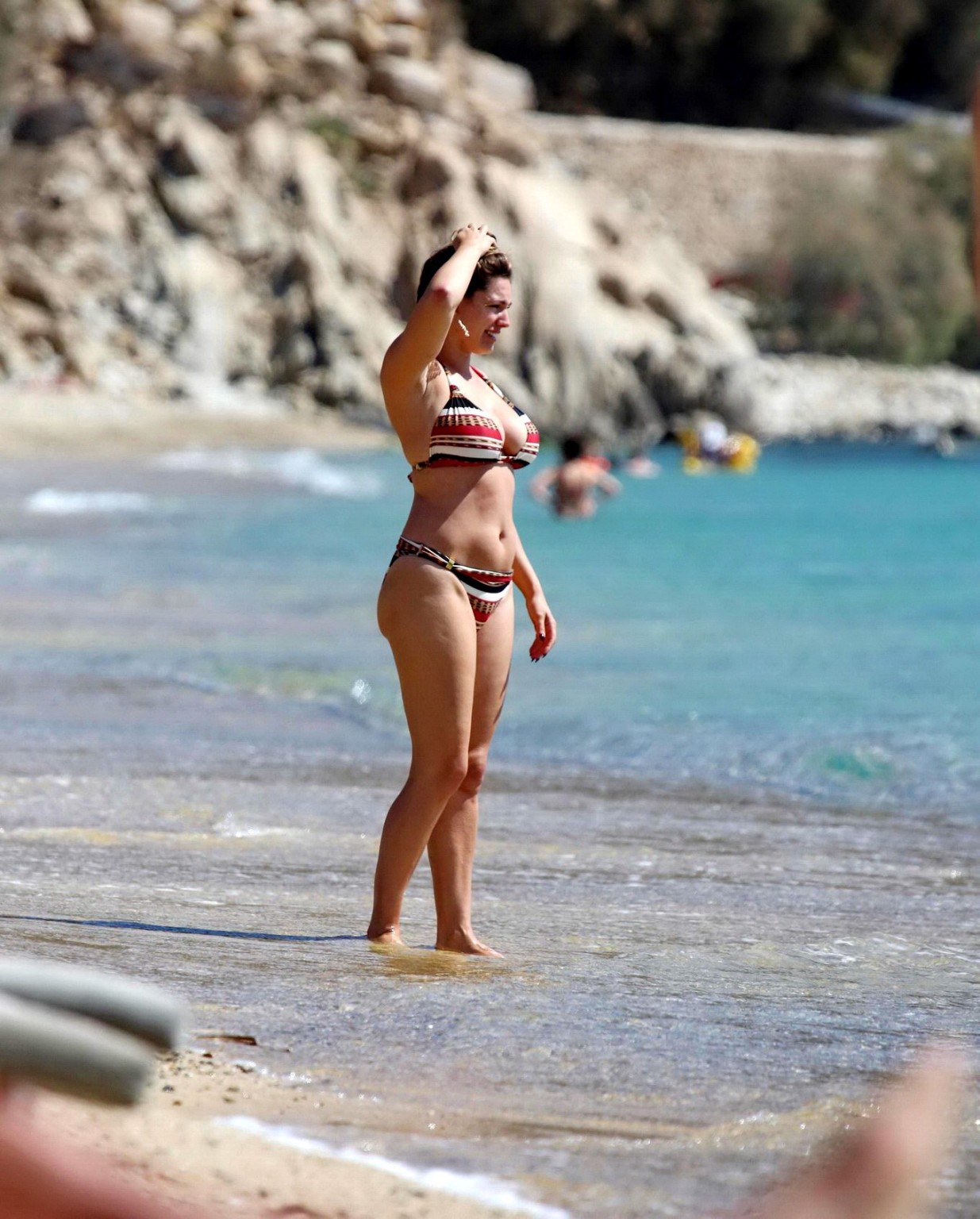 Kelly Brook che mostra il suo corpo in bikini su una spiaggia in Grecia
 #75185622