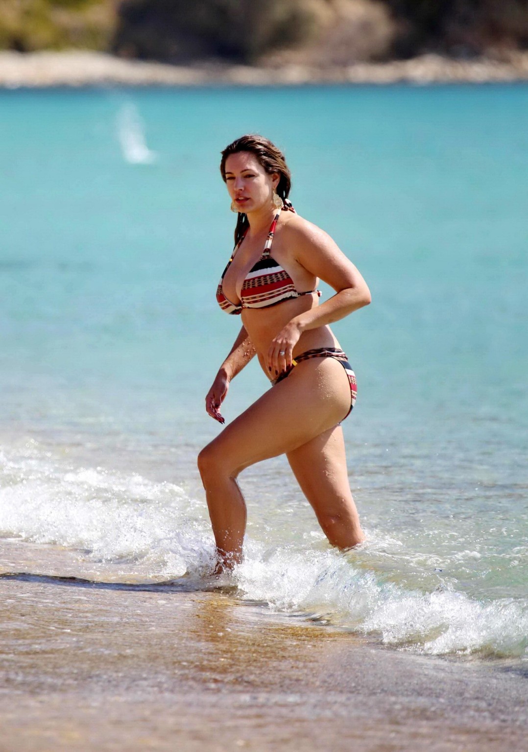Kelly Brook che mostra il suo corpo in bikini su una spiaggia in Grecia
 #75185636