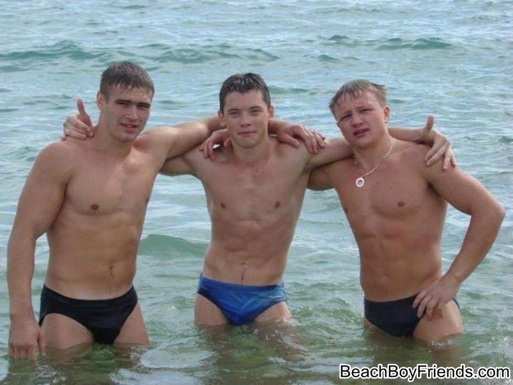 筋骨隆々の男たちがビーチでトップレスになっている
 #76945153