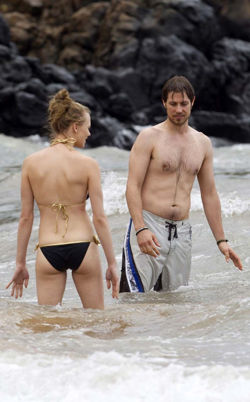 Yvonne strahovski exposant son corps sexy et son cul chaud en bikini sur la plage
 #75296346