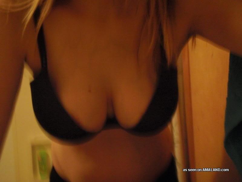 Chica sexy amateur mostrando sus tetas mientras se graba a sí misma
 #75695568