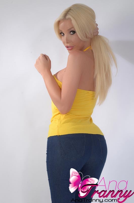 Spektakuläre Shemale Ana Mancini in engen Jeans, die ihren fleischigen Schwanz umarmen
 #79210137