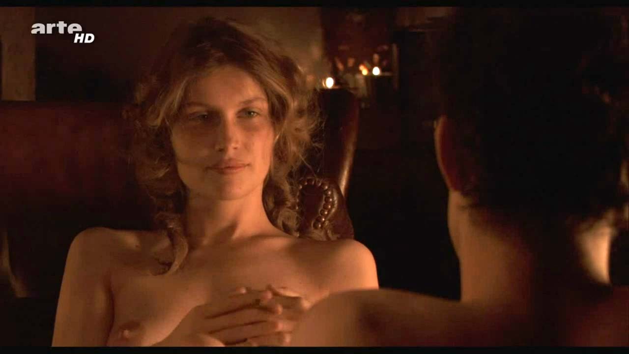 Laetitia casta mostrando sus bonitas tetas grandes y su coño peludo en escenas de cine desnudo
 #75308220