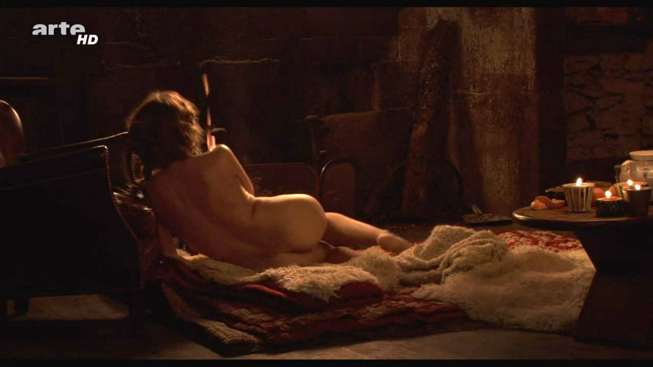 Laetitia Casta entblößt ihre schönen großen Brüste und haarige Muschi in Nacktfilmszenen
 #75308249