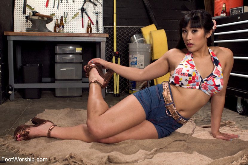 Mia Li Sneaks Into the Garage to Give a Foot Job #67115429