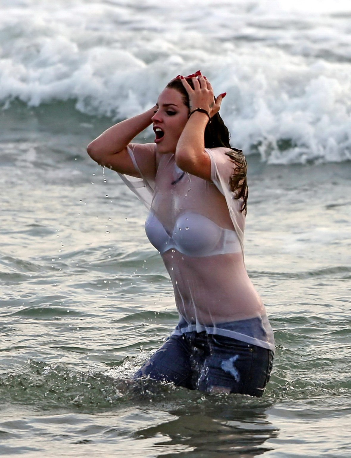 白いブラジャーと濡れたTシャツでミュージックビデオを撮影するラナ・デル・レ。
 #75200131