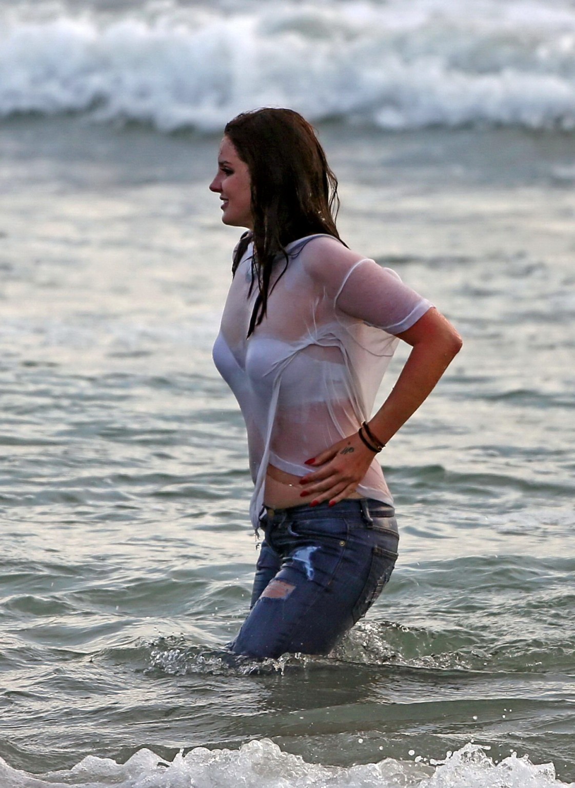 Lana del rey en soutien-gorge blanc et t-shirt mouillé en train de tourner un clip à marina del re
 #75200163