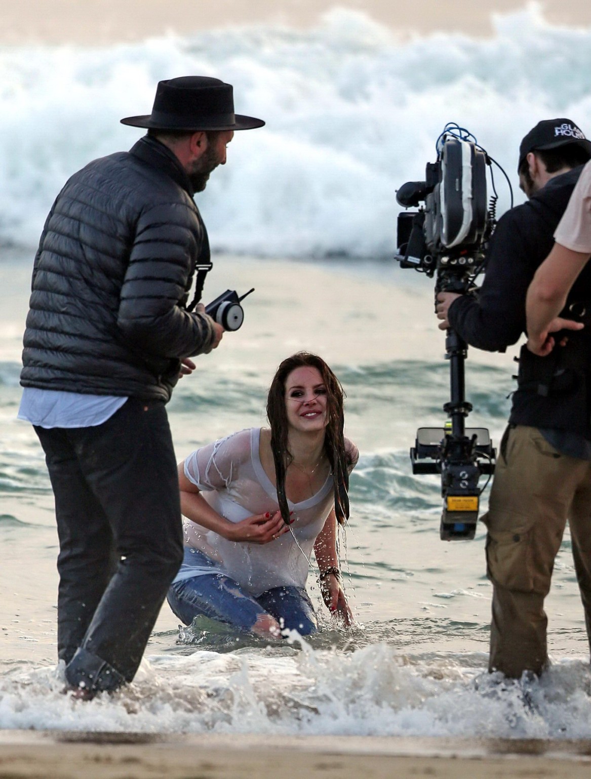 Lana del rey en soutien-gorge blanc et t-shirt mouillé en train de tourner un clip à marina del re
 #75200183