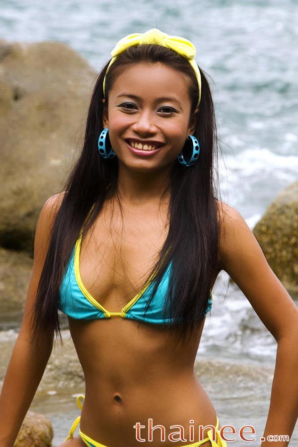 Thainee tomando el sol junto al mar #67896148