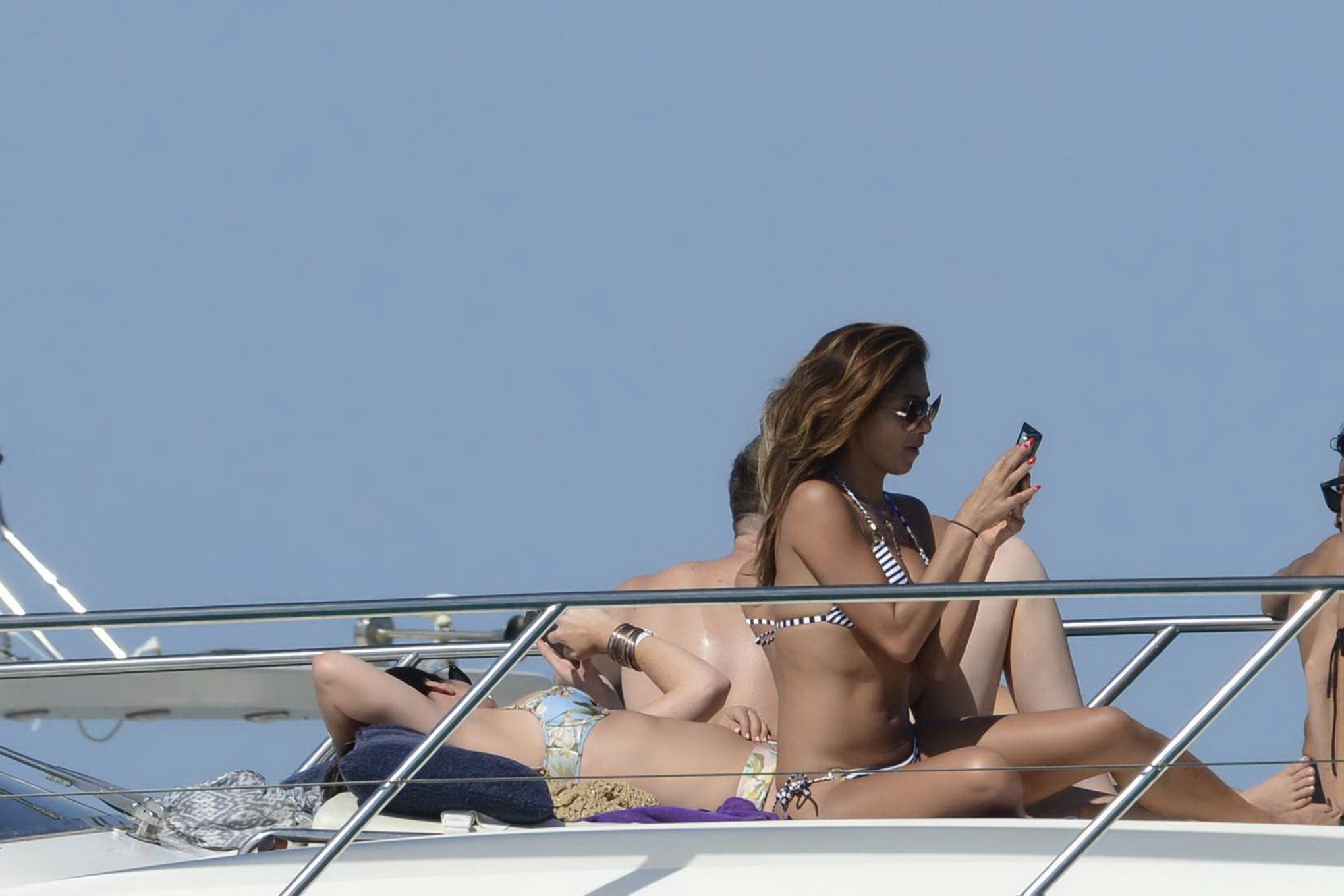 Nicole scherzinger muestra su redondo trasero en escaso bikini de rayas en el yate
 #75186912