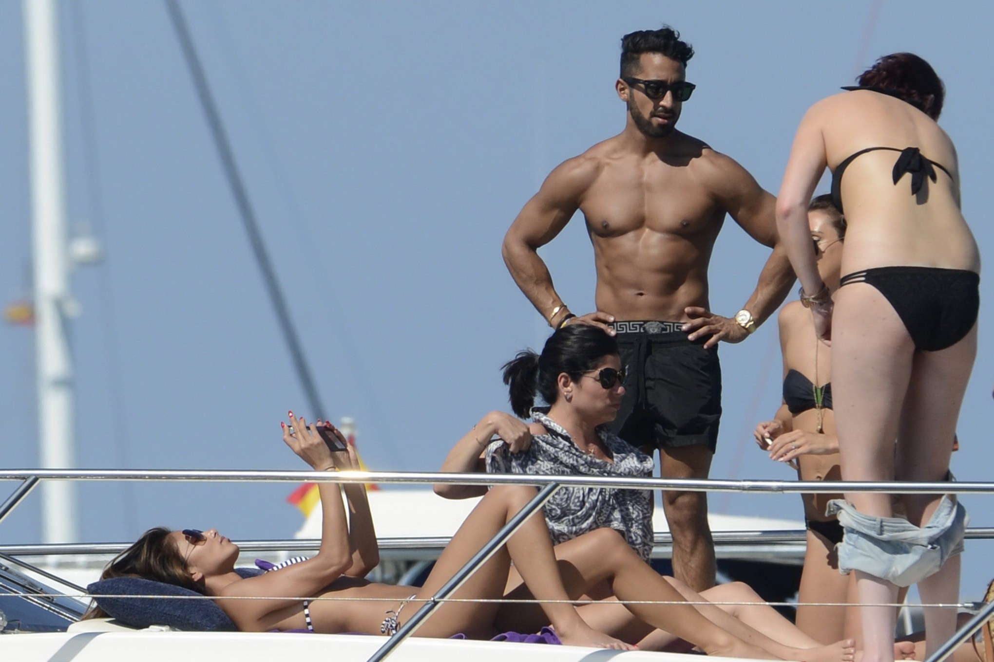 Nicole scherzinger mostra il suo culo rotondo in un bikini a righe striminzito sullo yacht
 #75186948