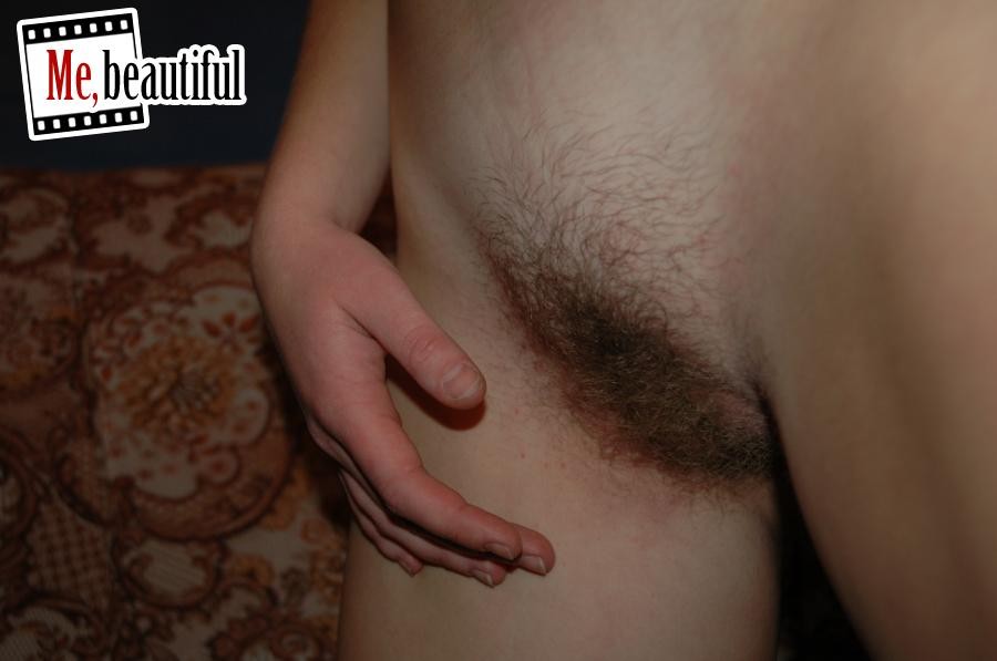 Primer plano de un coño peludo de una posesa amateur desnuda
 #75624571