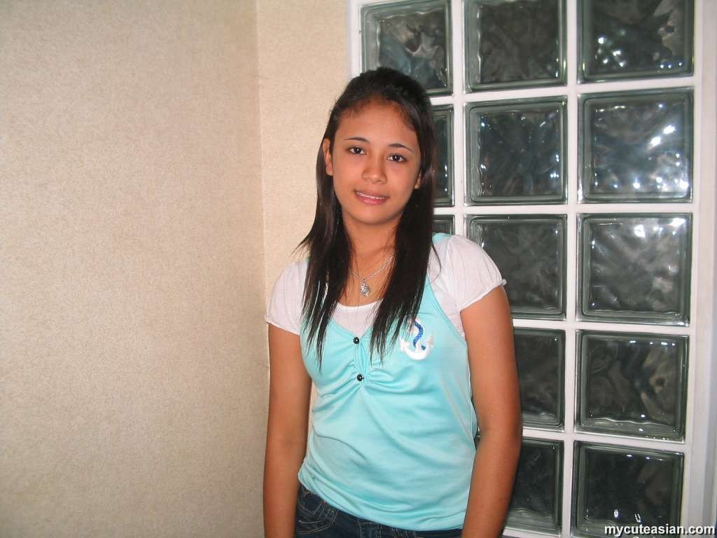 Timida filippina mostra la sua figa asiatica stretta
 #69988785