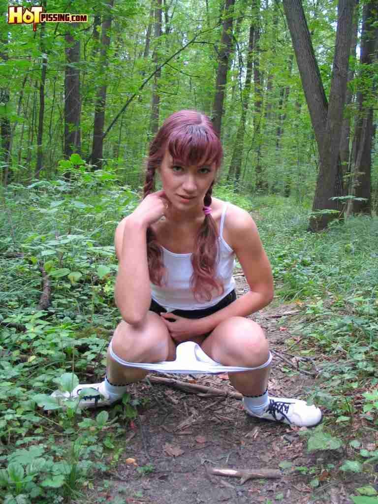 Chica meando en el bosque
 #76567848